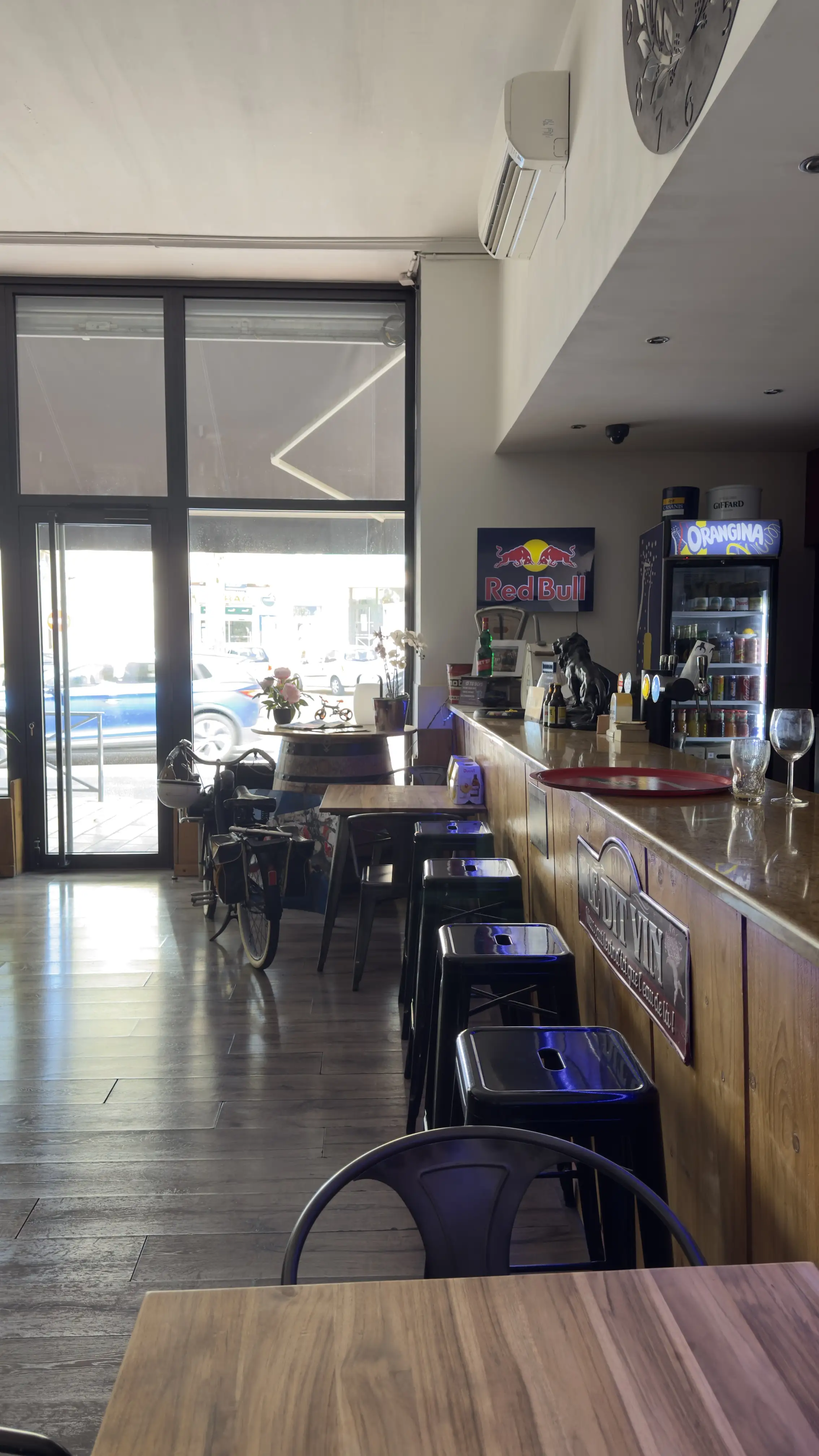 Le comptoir du bar et ses tabourets