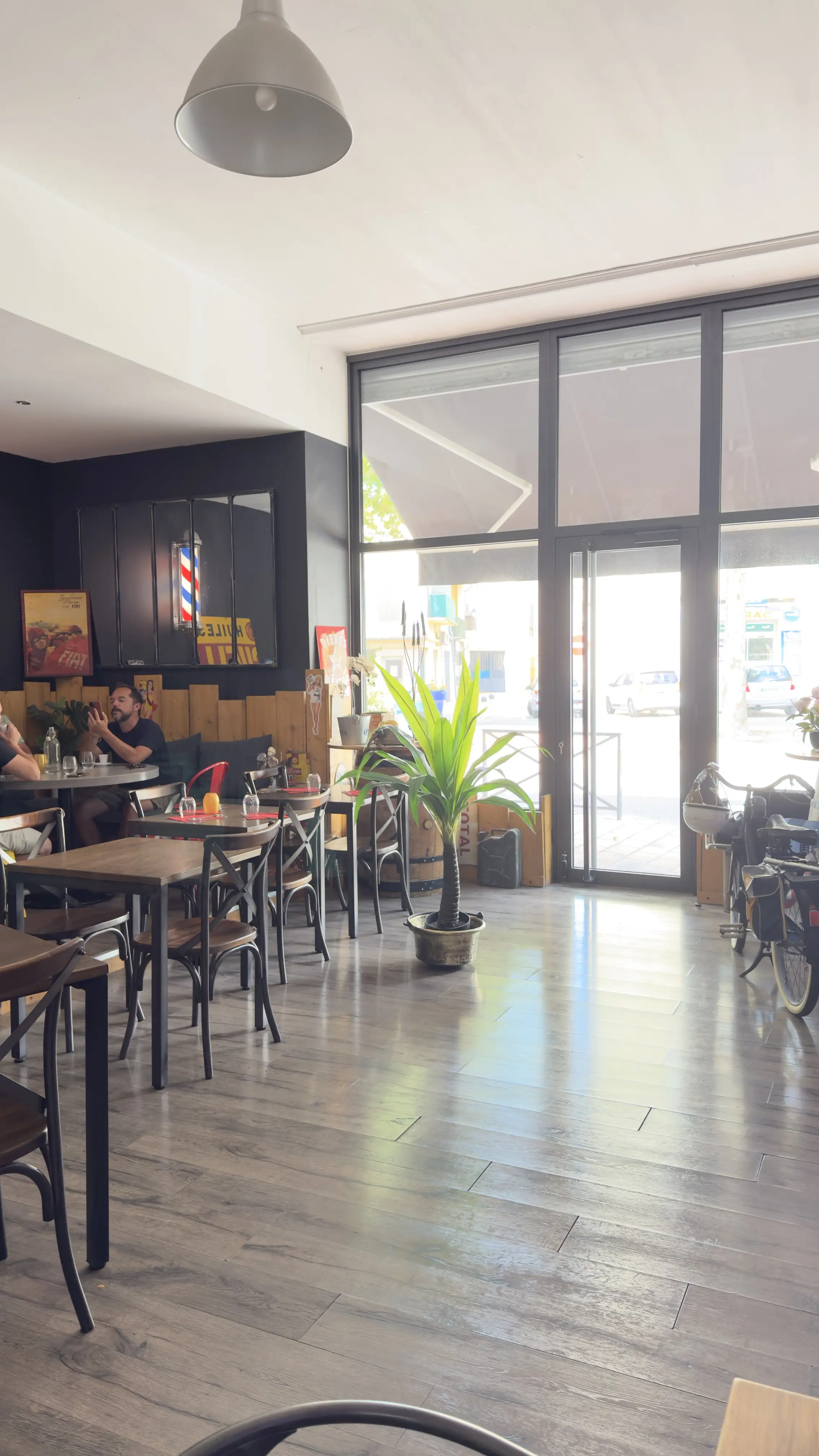 La salle du restaurant Le Sarriannais, tables dressées face à la baie vitrée