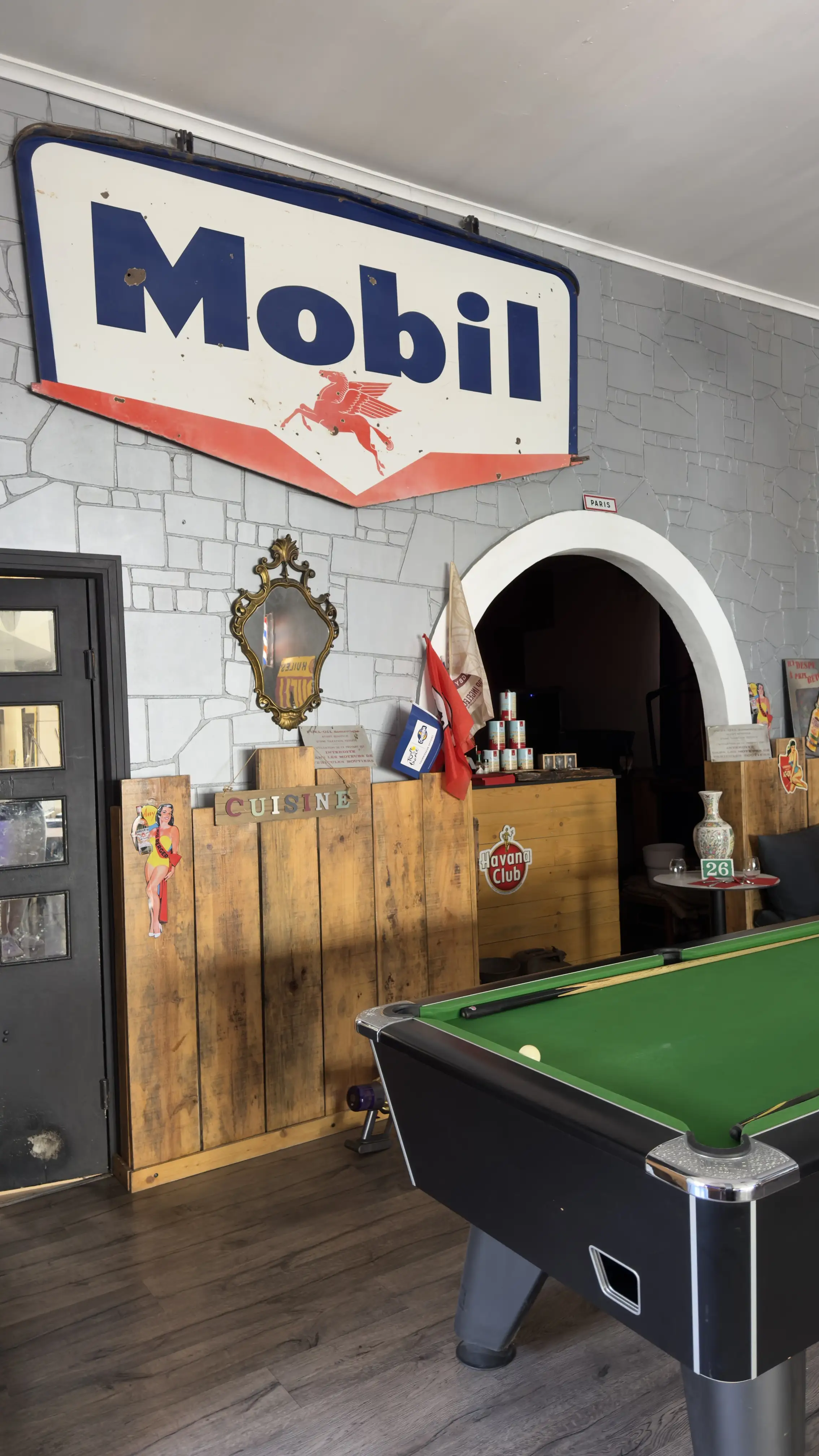 Le billard et l'ancienne plaque émaillée dans l'espace jeux