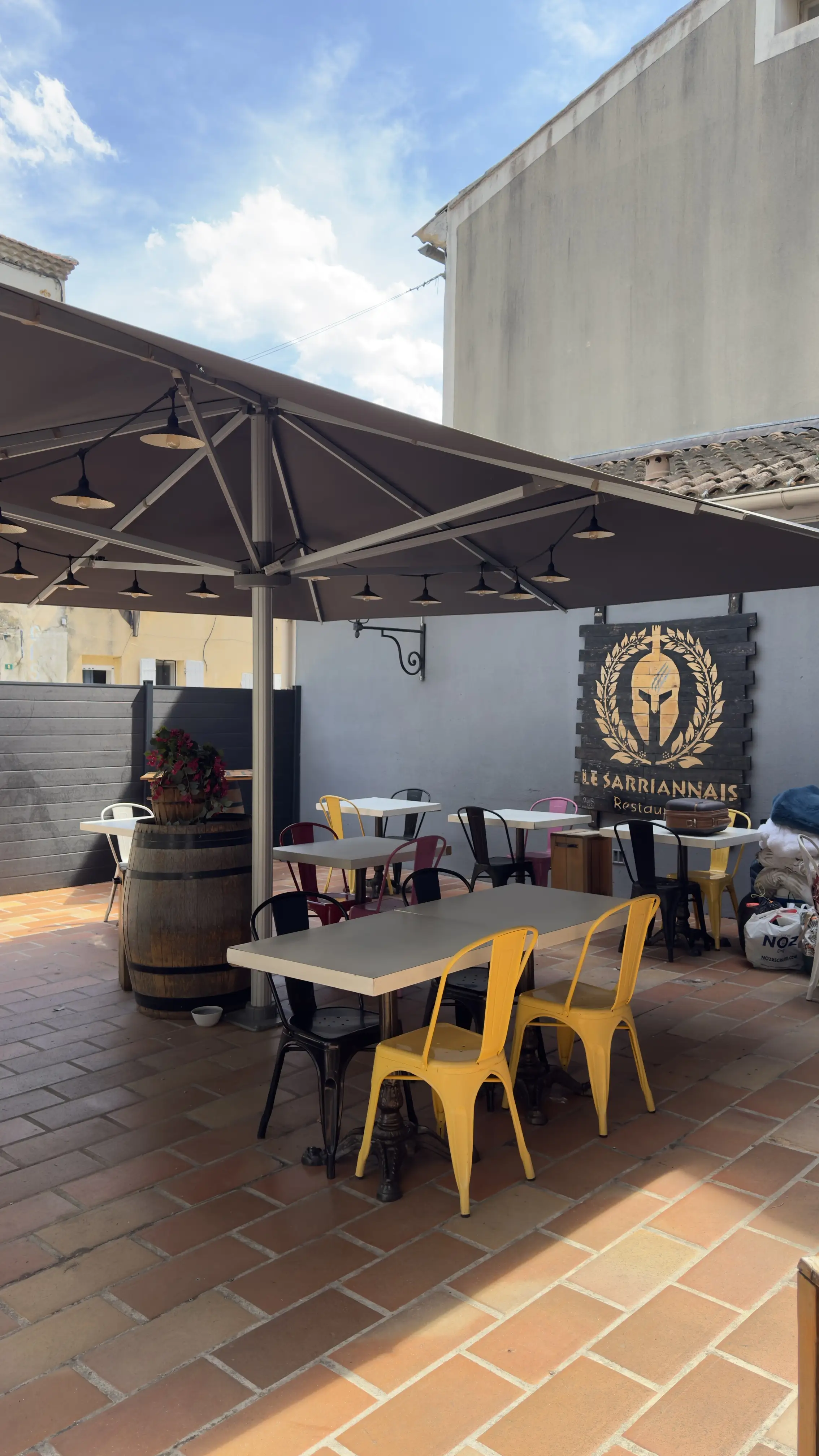 La terrasse ombragée du Sarriannais à Sarrians