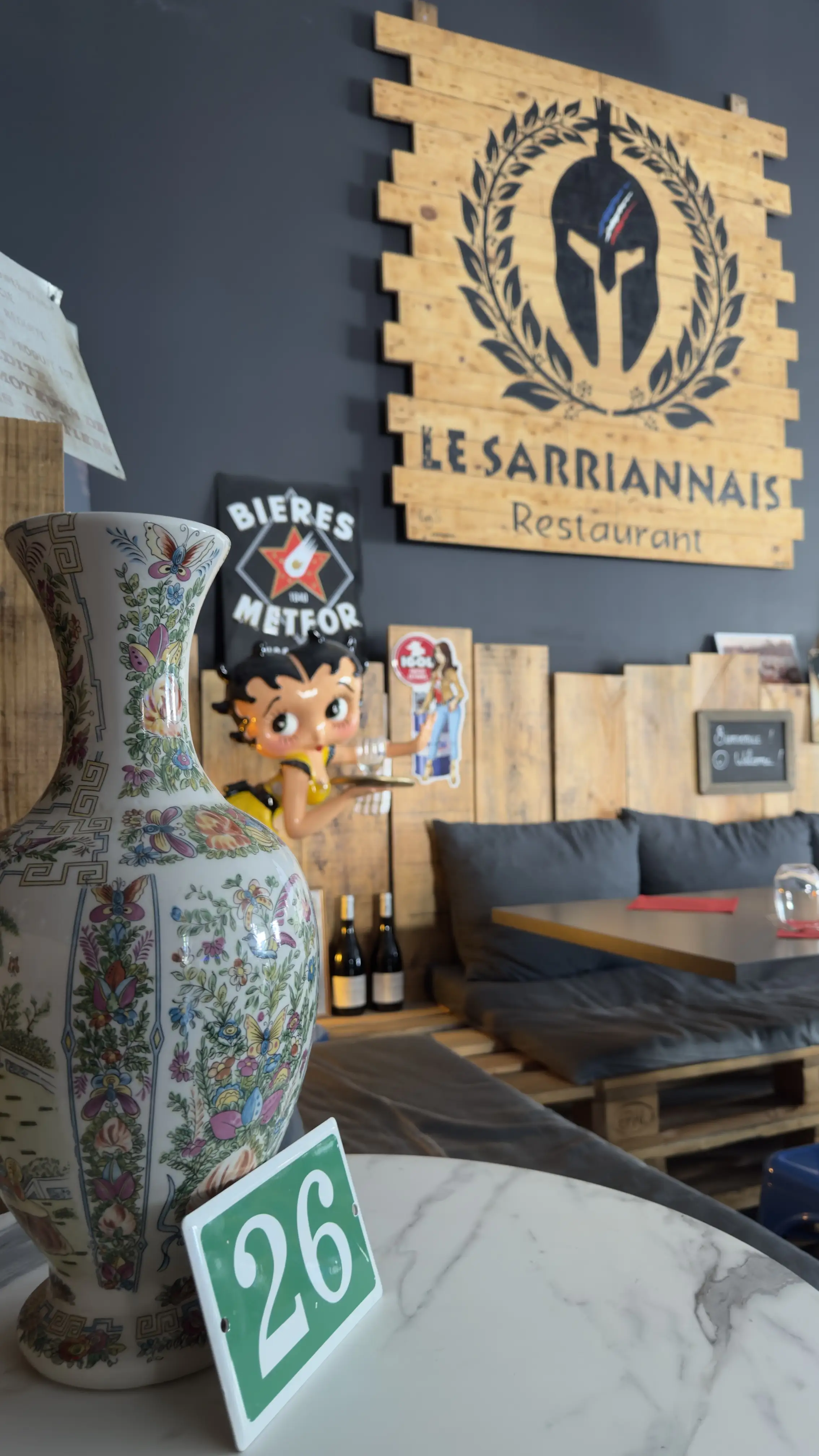 Le coin banquette avec ses palettes de bois et sa décoration chinée