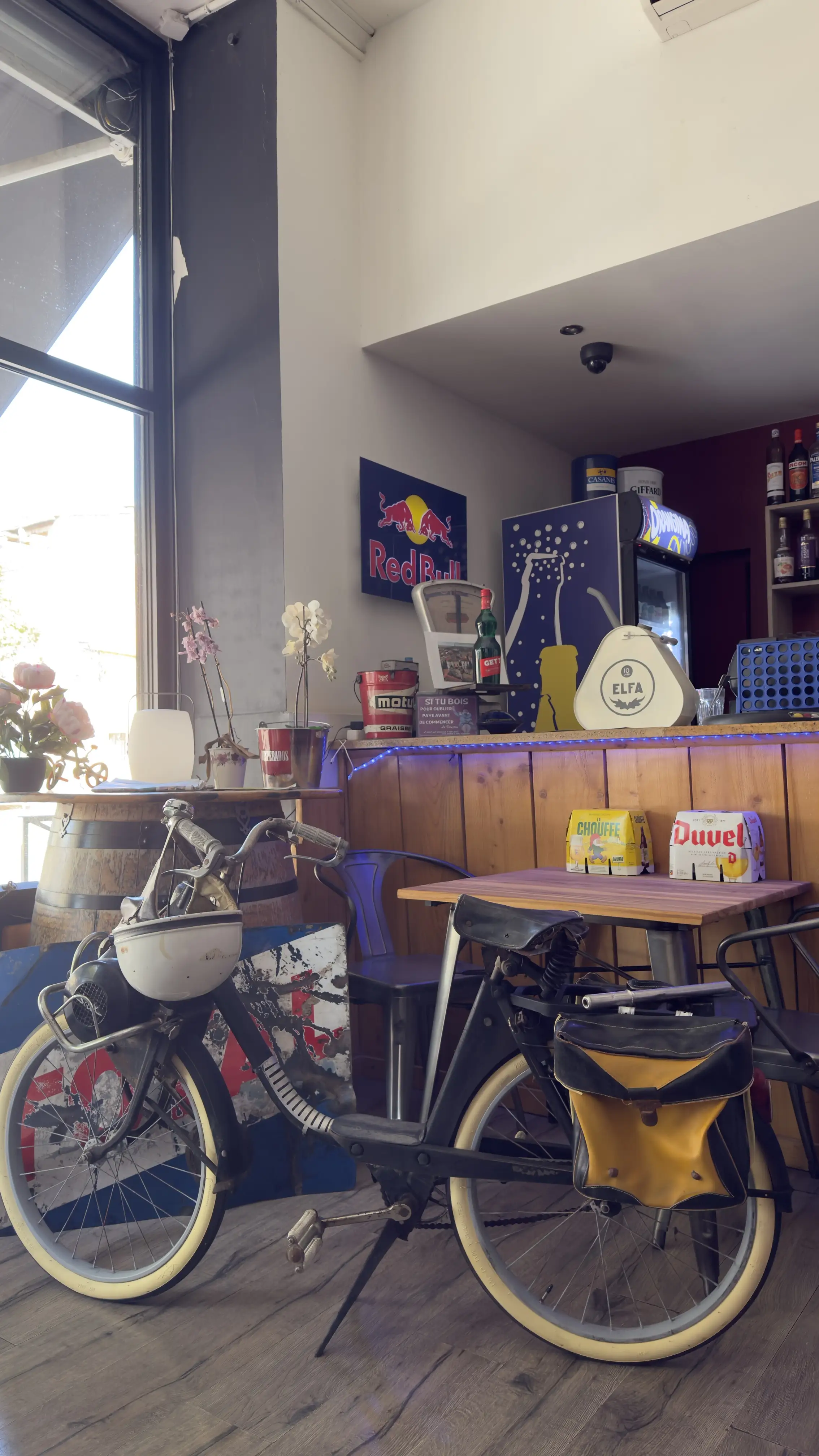 Un vélo ancien exposé dans la salle du restaurant