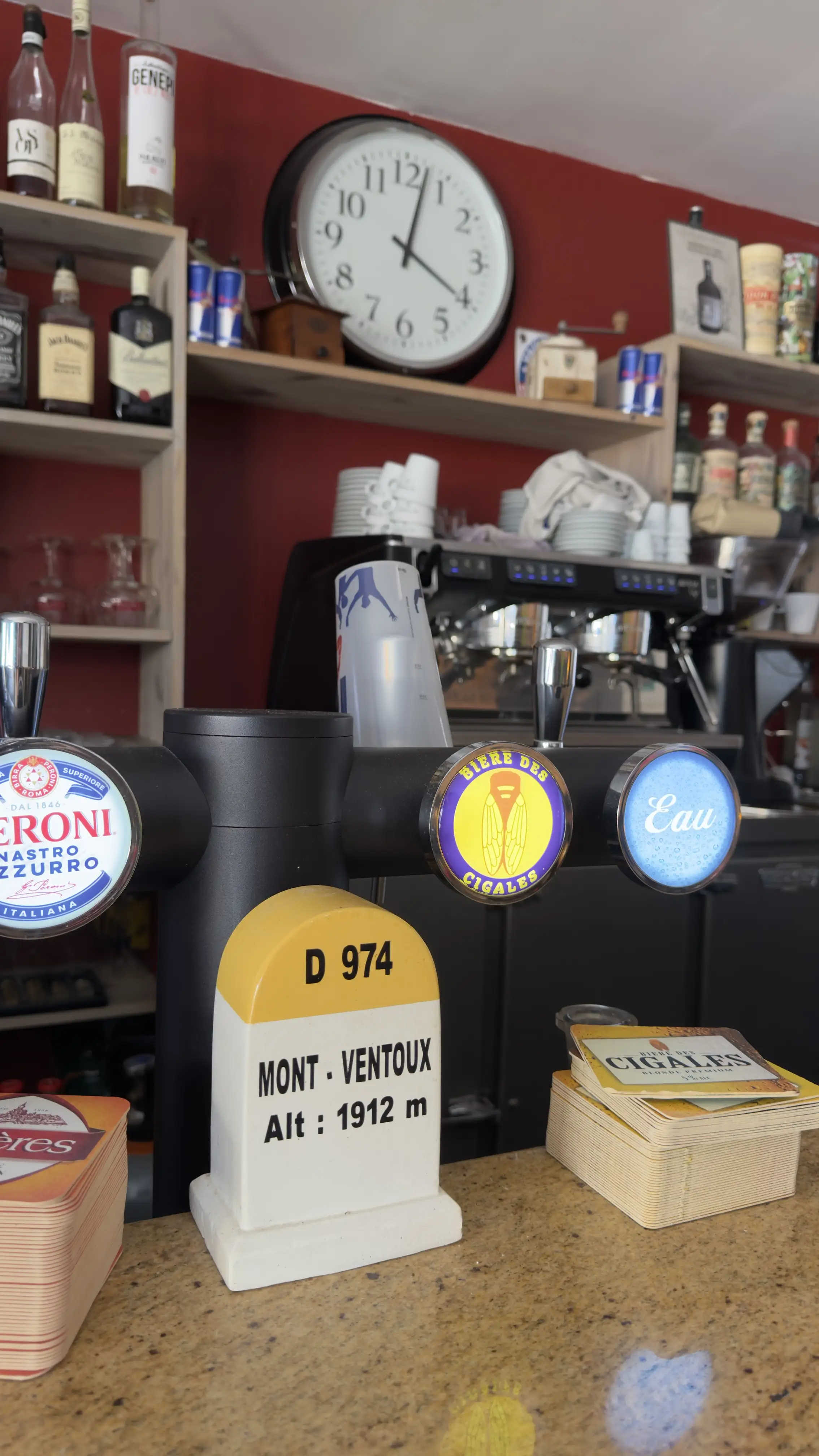 La tireuse à bière et l'horloge au-dessus du bar